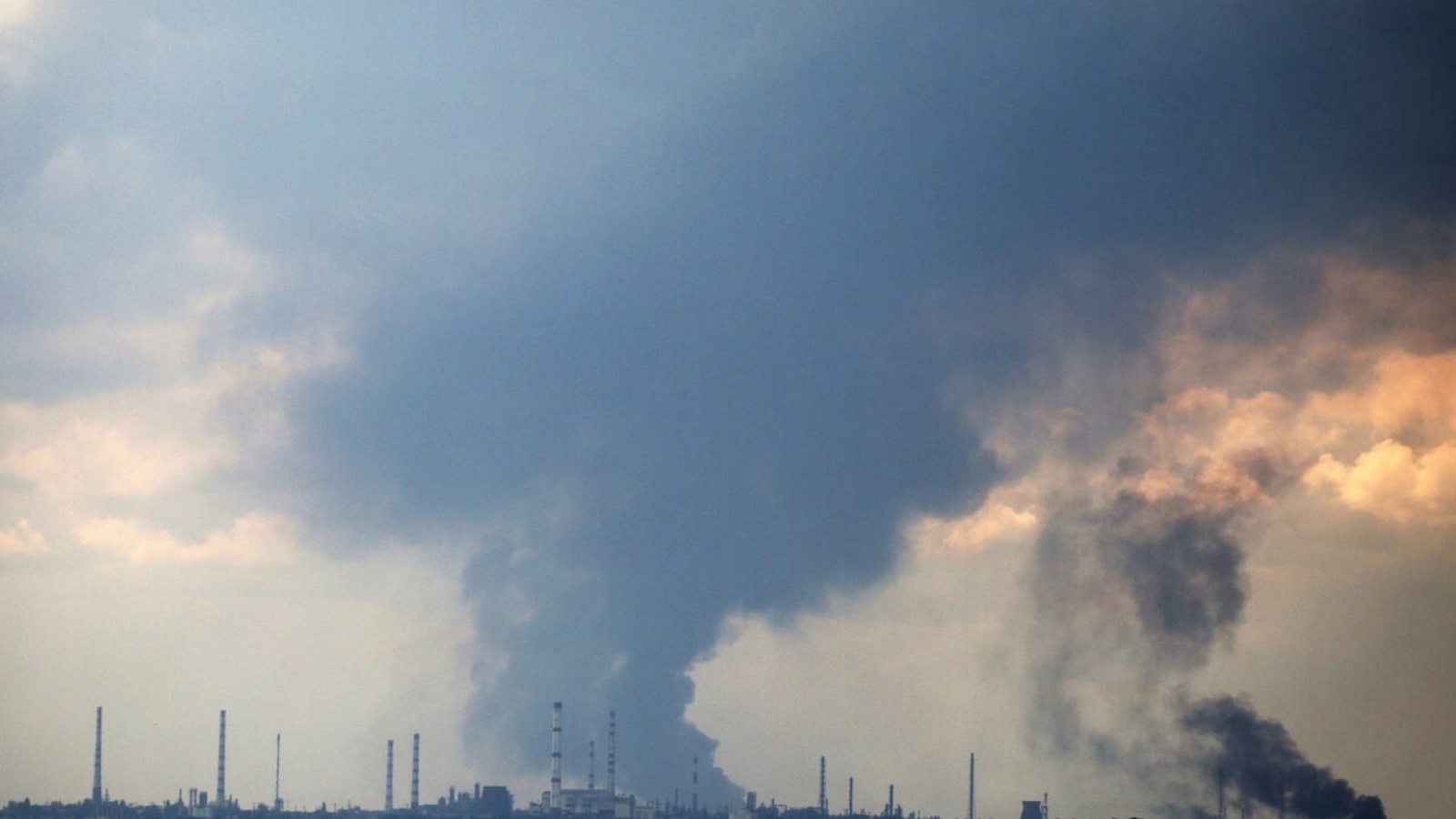 دخان يتصاعد فوق مصفاة النفط خارج بلدة ليسيتشانسك في 23 يونيو 2022