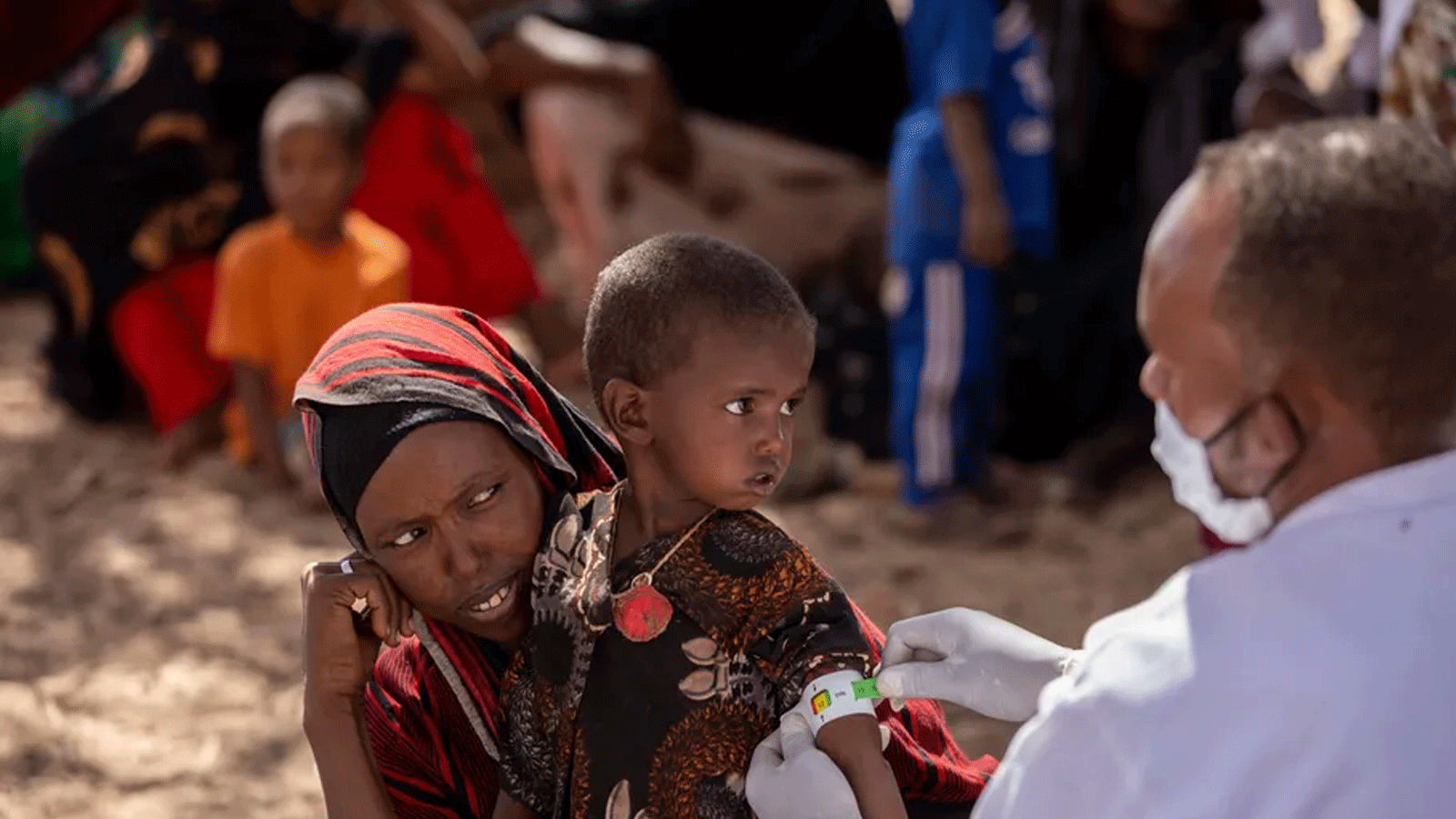 الطفلة البالغة من العمر عامين وتعاني من الإسهال والقيء، تتلقى العلاج من سوء التغذية في عيادة متنقلة تدعمها اليونيسف في قرية باراري، هيغلولي ووريدا، المنطقة الصومالية. (اليونيسف)
