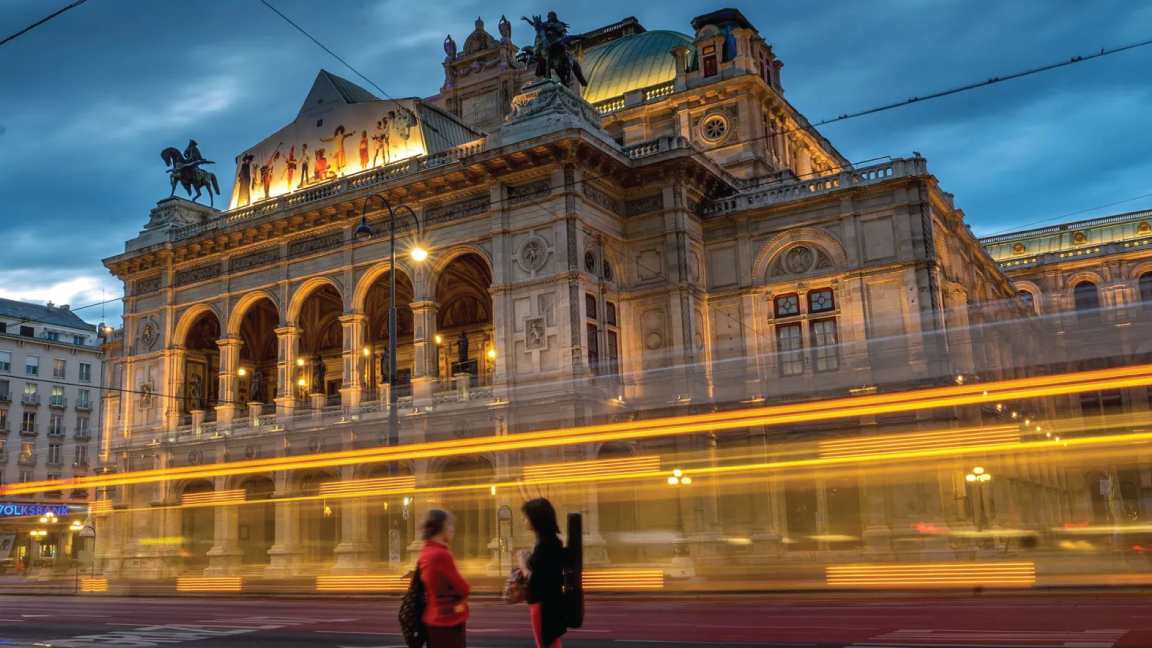 يمر ترام أمام Wiener Staatsoper، دار أوبرا فيينا