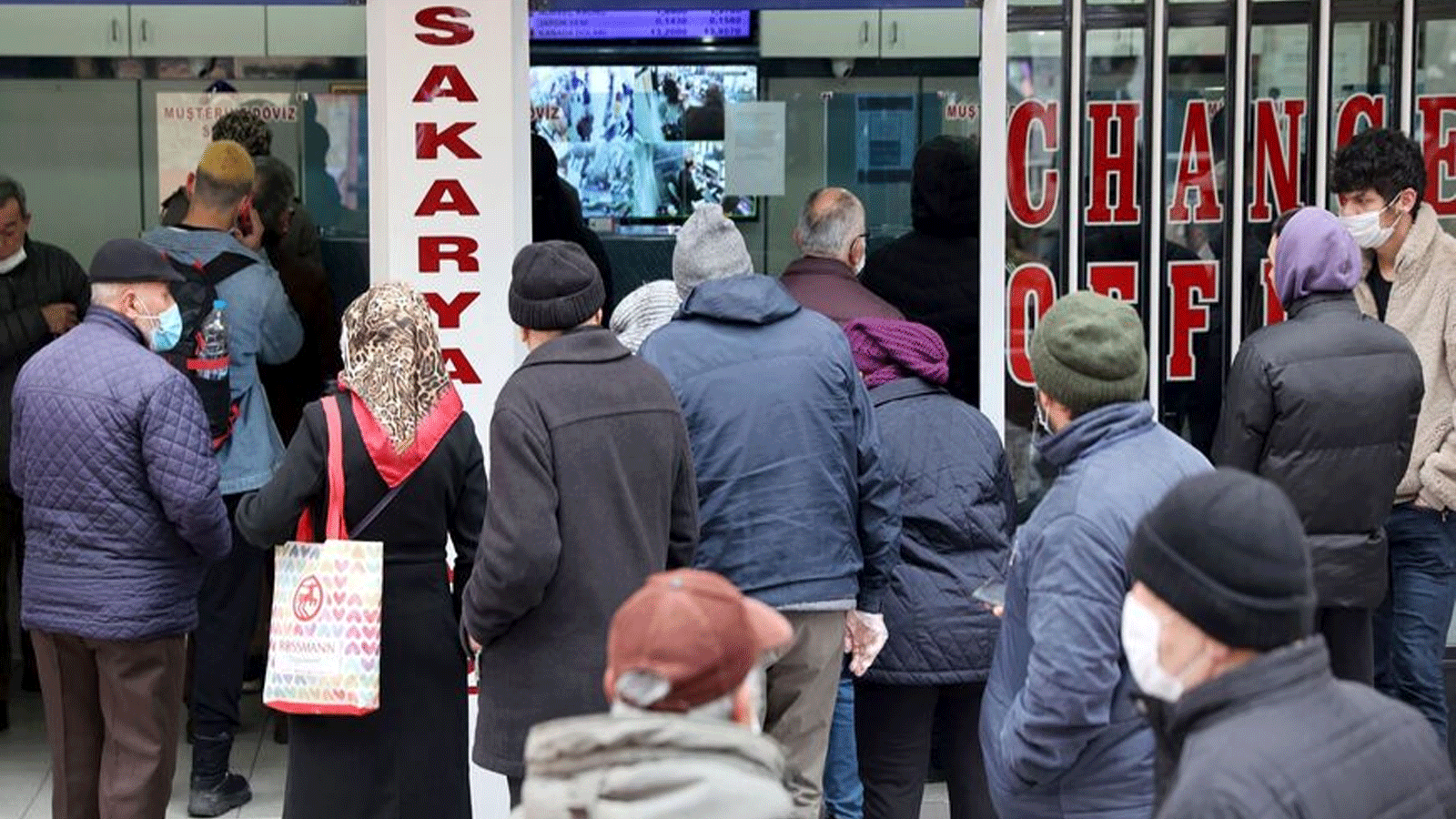 أشخاص يقفون في طابور خارج متجر صرف عملات في شارع سكاريا في أنقرة. 20 كانون الأول\ ديسمبر 2021