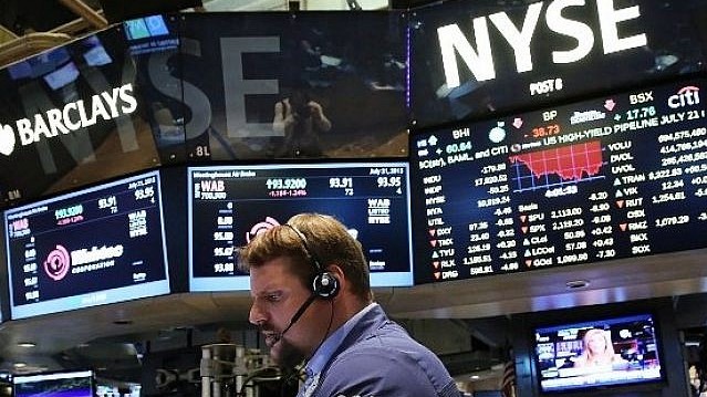 صورة من الأرشيف لموظف في بورصة نيويورك