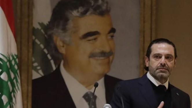 رئيس الوزراء اللبناني السابق سعد الحريري وخلفه صورة والده الراحل رفيق الحريري