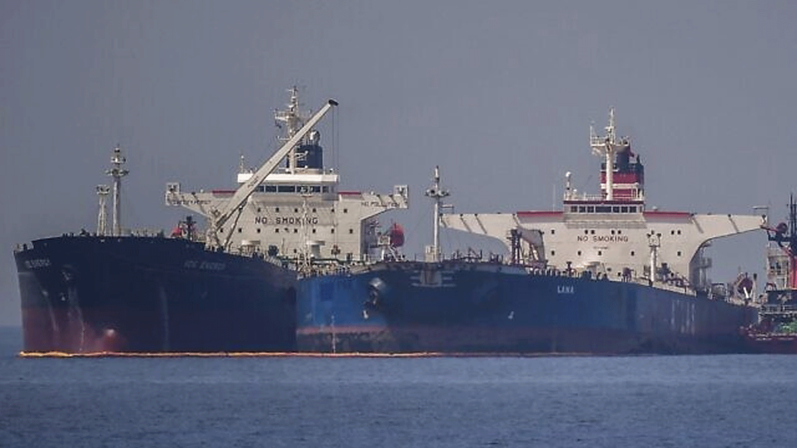ناقلة النفط Ice Energy (L) التي ترفع العلم الليبيري النفط الخام من ناقلة النفط التي ترفع العلم الروسي Lana(R) (Pegas السابقة)، قبالة شاطئ Karystos، في جزيرة Evia، في 29 مايو 2022.