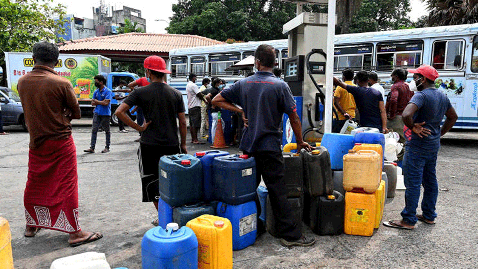 مواطنون يصطفون في طابور لشراء الديزل قرب محطة وقود في سري كولومبو