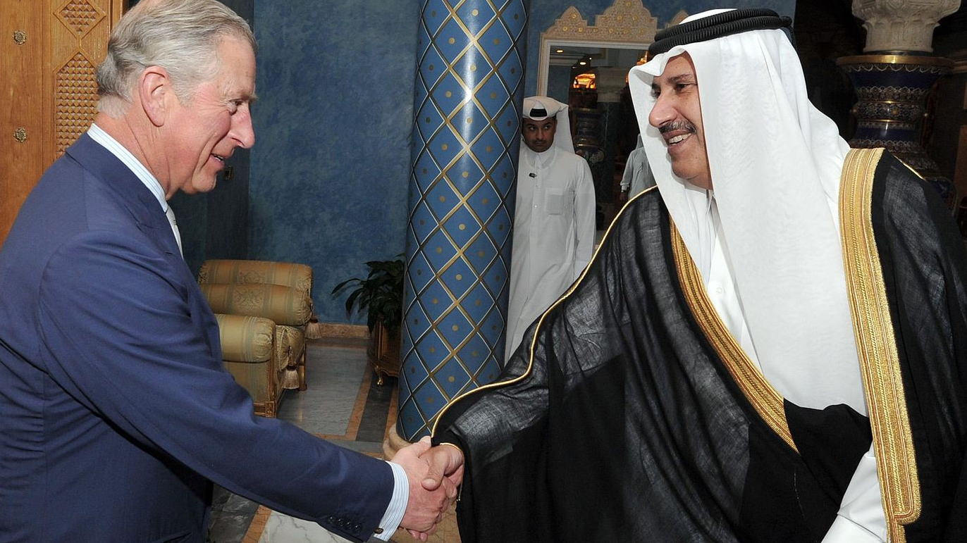 صورة أرشيفية للقاء سابق بين حمد بن جاسم وأمير ويلز 