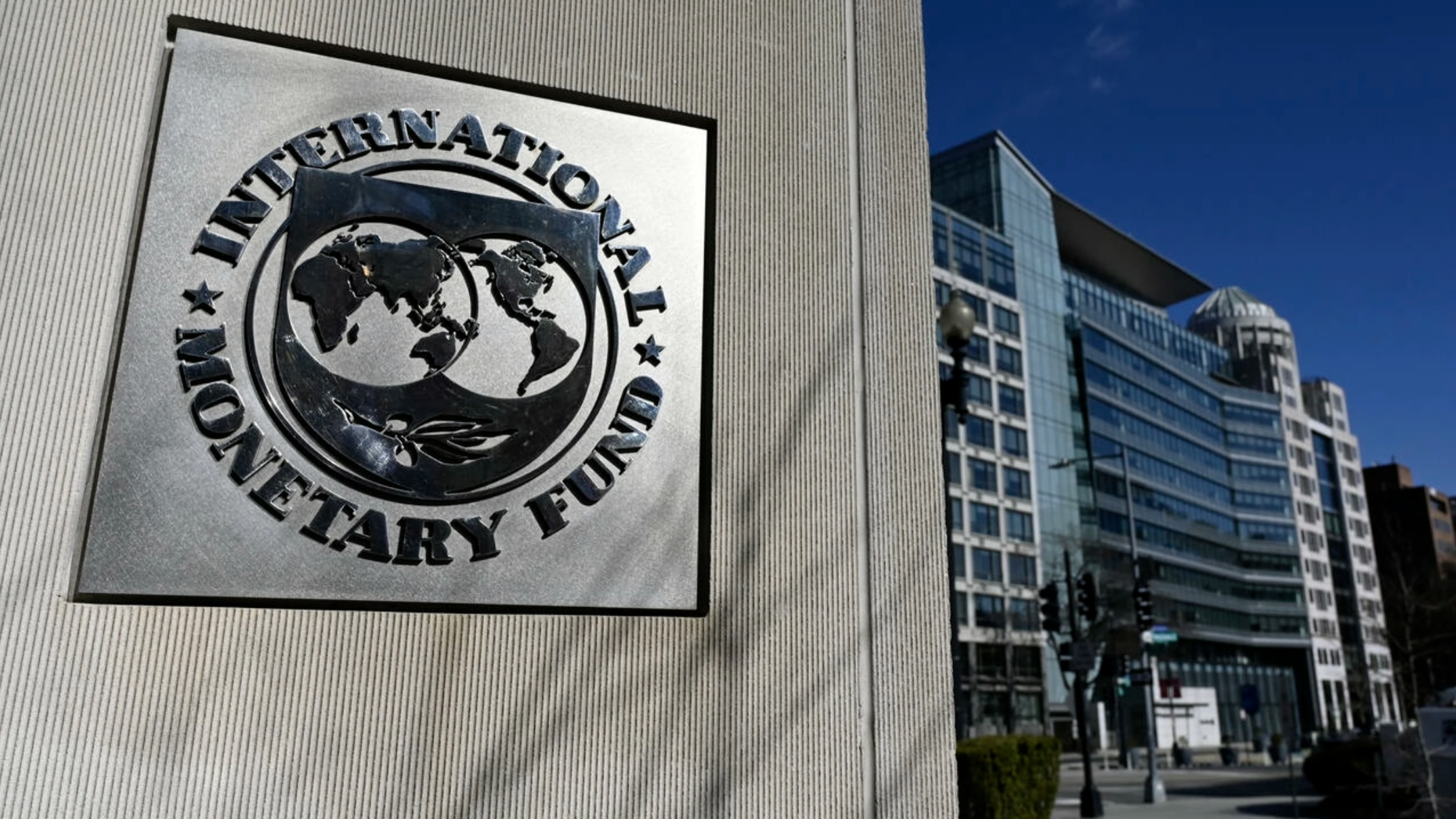 شعار صندوق النقد الدولي في واشنطن في 26 كانون الثاني/يناير 2022