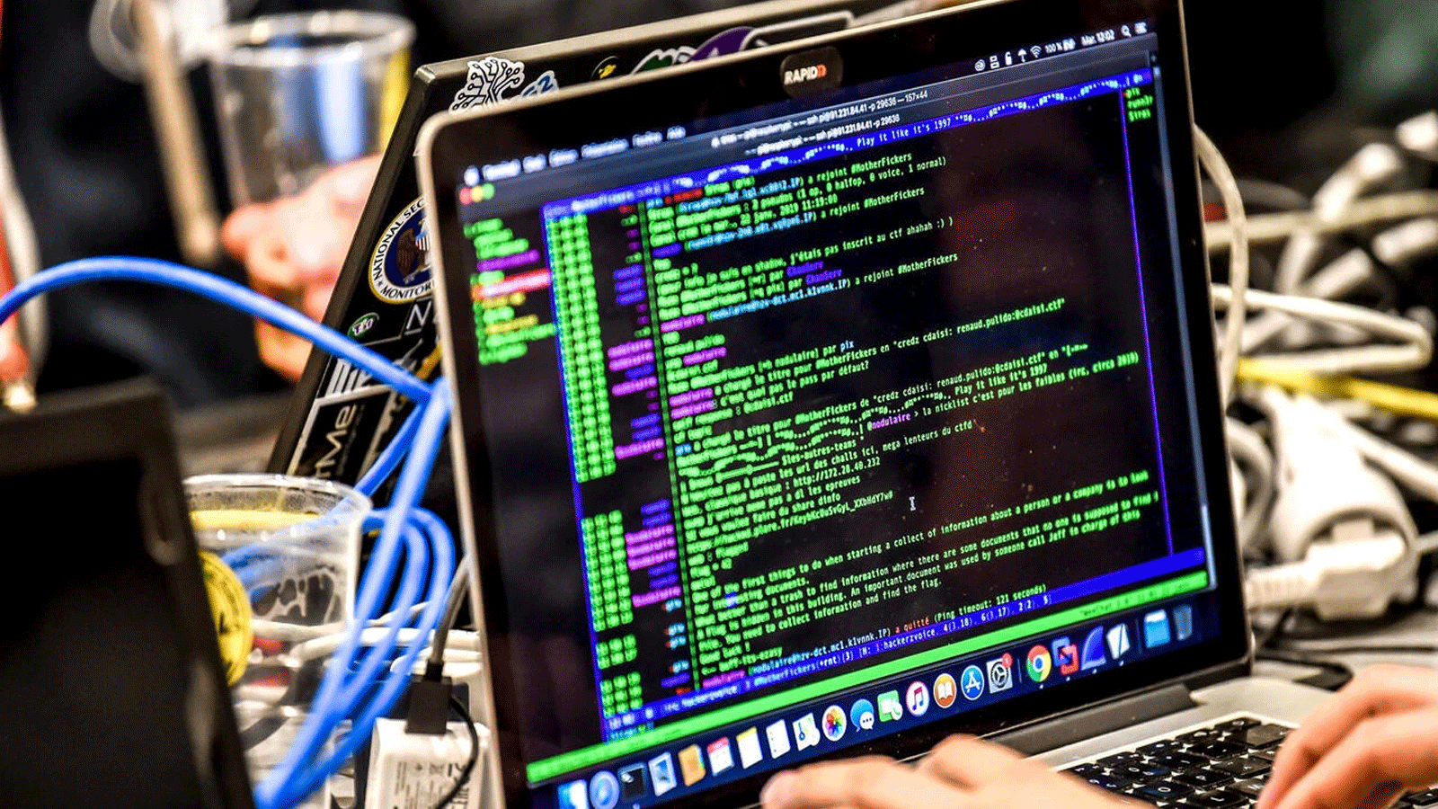 شخصٌ يعمل على كمبيوتر محمول خلال المنتدى الدولي الحادي عشر للأمن السيبراني. 22 كانون الثاني\ يناير 2019 في ليل.