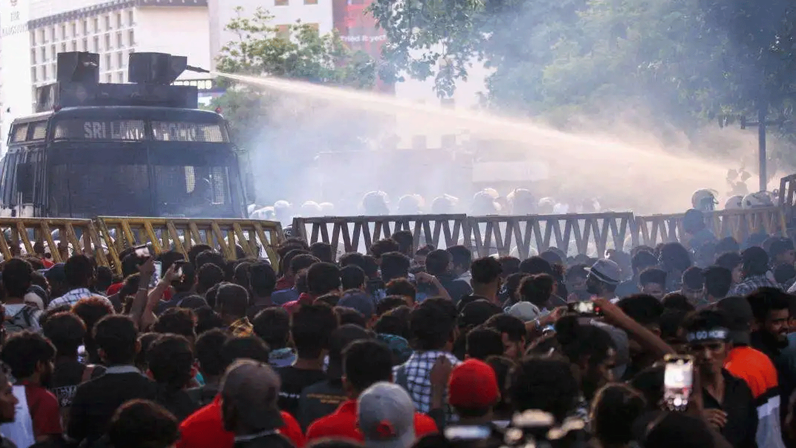 الشرطة تستخدم خراطيم المياه لتفريق المتظاهرين المطالبين باستقالة رئيس سريلانكا جوتابايا راجاباكسا بسبب الأزمة الاقتصادية التي تعصف بالبلاد. كولومبو في 8 تموز\ يوليو 2022