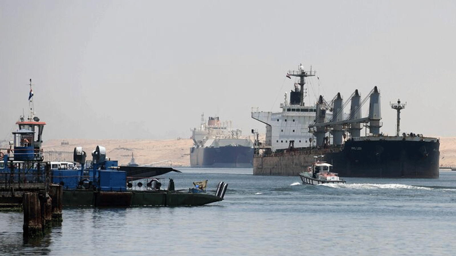 لقطة لسفن تبحر عبر قناة السويس في مدينة الإسماعيلية شمال شرق مصر. في 27 أيار\ مايو 2021.
