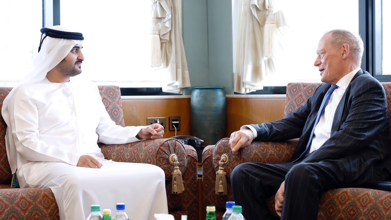 الشيخ مكتوم بن محمد بن راشد آل مكتوم مستقبلاً وزير الدولة البريطاني للاستثمار اللورد جيرالد إدغار غريمستون في دبي الأربعاء 6 يوليو 2022