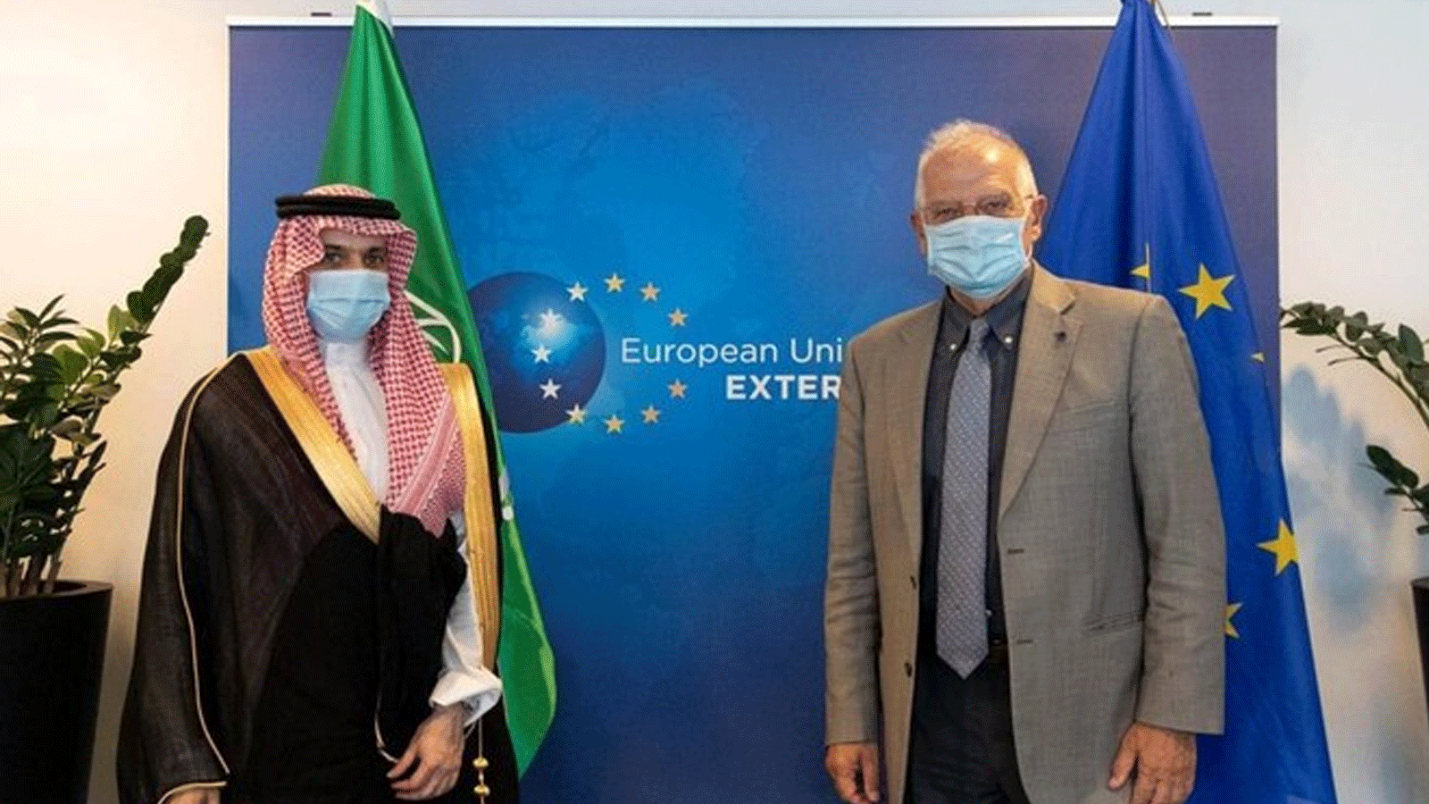 التقى وزير الخارجية السعودي الأمير فيصل بن فرحان (إلى اليسار) مع الممثل الأوروبي الأعلى للشؤون الخارجية والأمن جوزيب بوريل في بروكسل