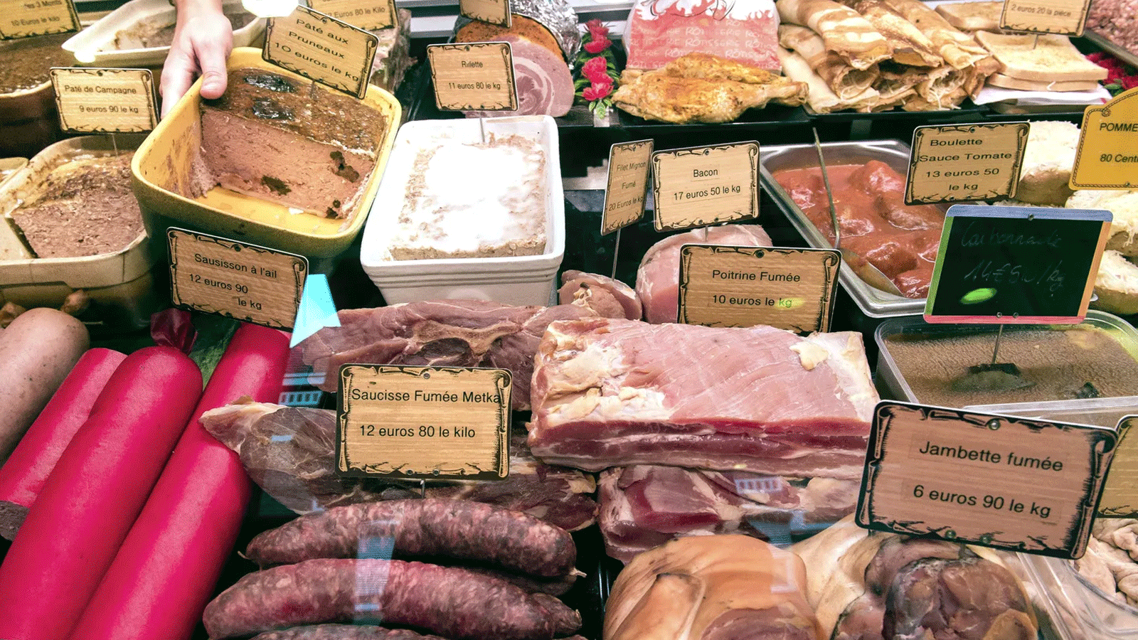 صورة لمجموعة أنواع من اللحوم المصنعة التي ينصح الأطباء بالتقليل من تناولها.