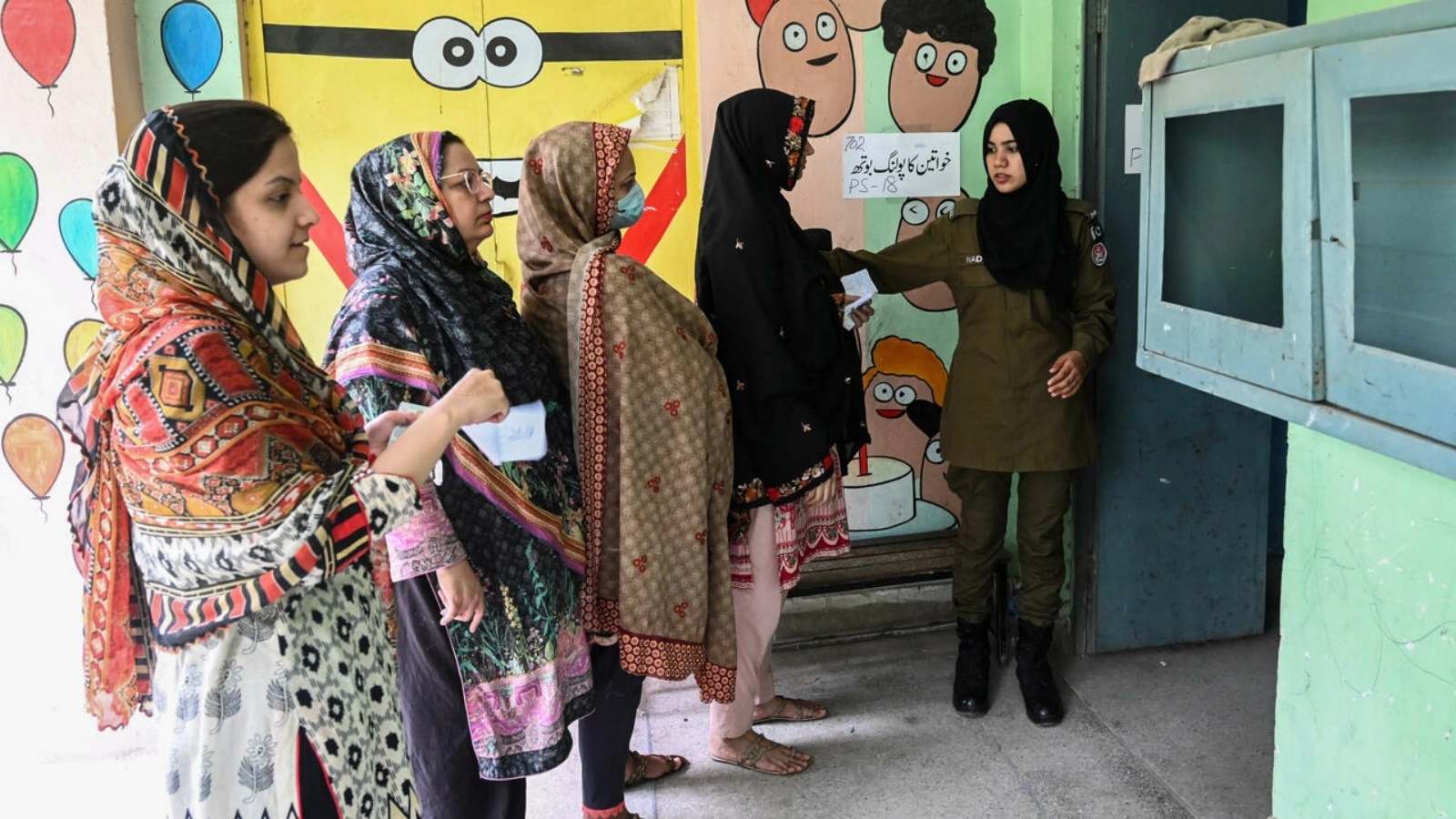 نساء يقفن في طابور للمشاركة في انتخابات ولاية بنجاب في باكستان في 17 يوليو 2022