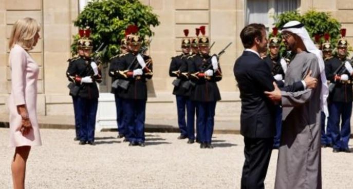 الرئيس الفرنسي إيمانويل ماكرون لدى استقبالة الرئيس الإماراتي الشيخ محمد بن زايد وخلفه زوجته بريجيت في باريس بتاريخ 18 تموز/يوليو 2022