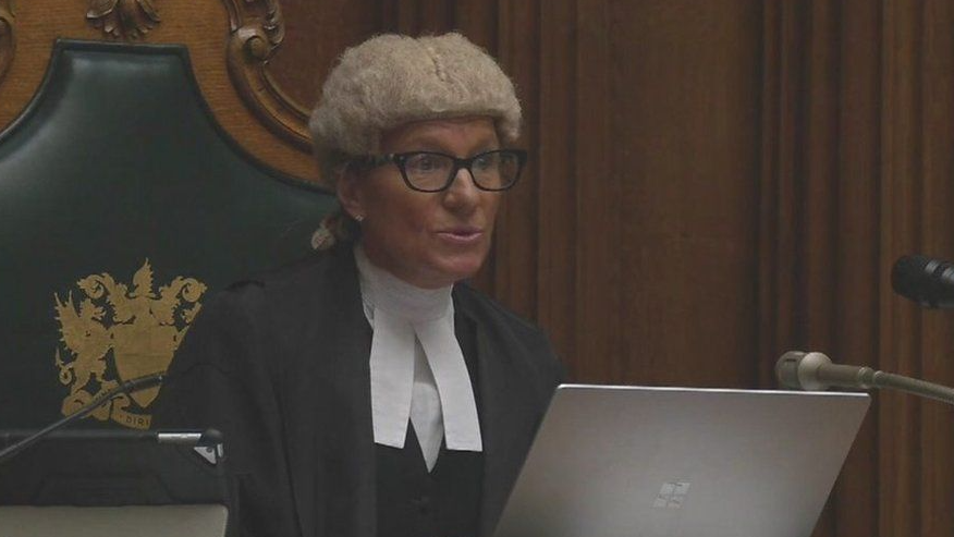 قاضية اولد بيلي تصدر اول حكم يبث مباشرة على التلفزيون في بريطانيا
