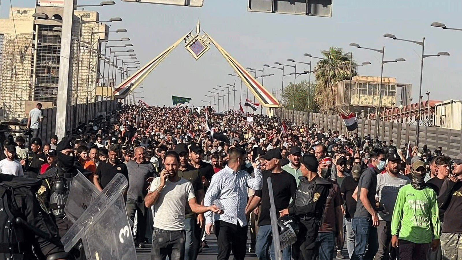 محتجون عراقيون ضد ترشيح القوى الموالية لايران للسوداني لتشكيل الحكومة الجديدة وهم يتجهون الاربعاء 27 يوليو 2022 الى المنطقة الخضراء وسط بغداد (الوكالة الوطنية)