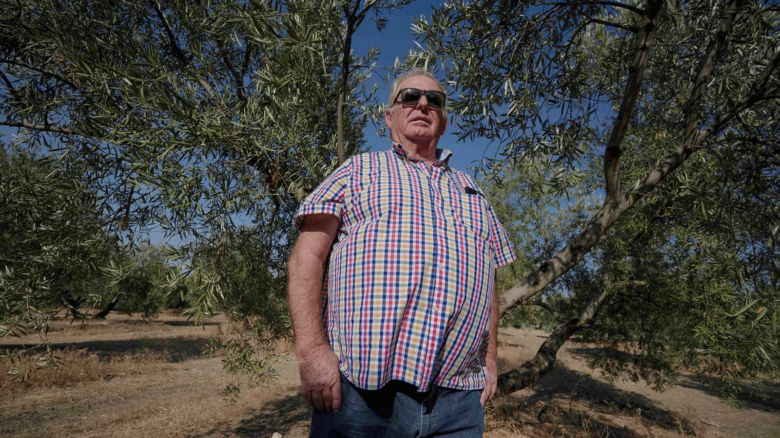 المزارع الإسباني فيليبي إلفيرا يقف بالقرب من فويرتي ديل ري، جنوب شرق إسبانيا في 21 تموز\يوليو 2022