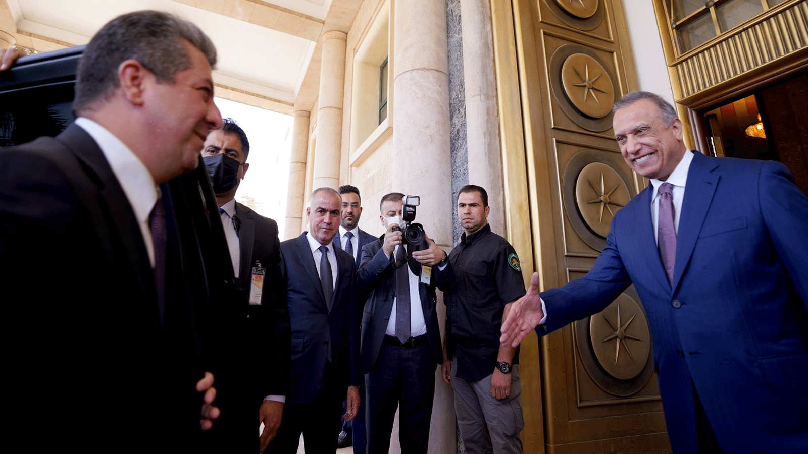 رئيس الوزراء العراقي مصطفى الكاظمي مستقبلاً مسرور بارزاني رئيس حكومة إقليم كردستان المتمتع بحكم ذاتي 