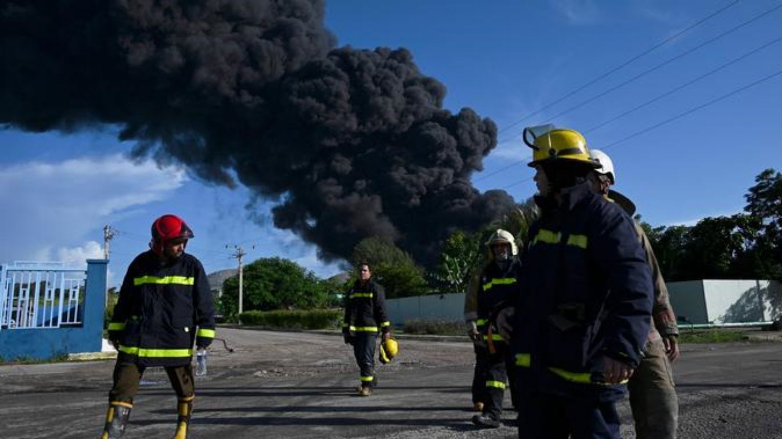 فرق الإطفاء تحاول وقف انتشار الحريق إلى المزيد من خزانات النفط
