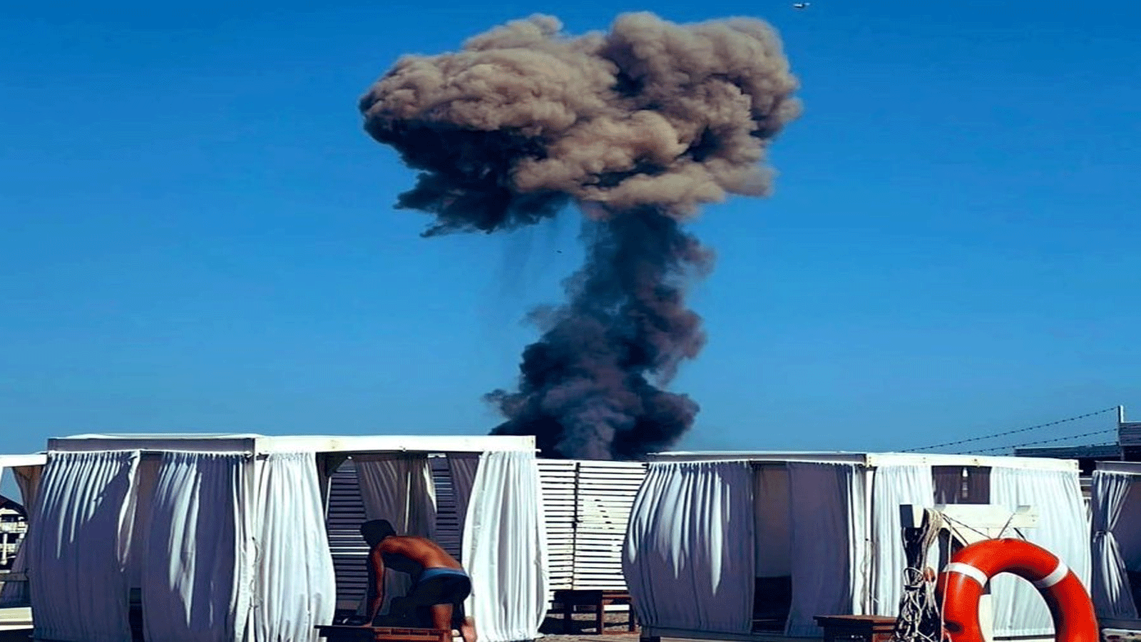 صورة نشرها موقع تويتر التابع لوزارة الدفاع الأوكرانية تُظهر القصف قرب منطقة سياحية في جزيرة القرم