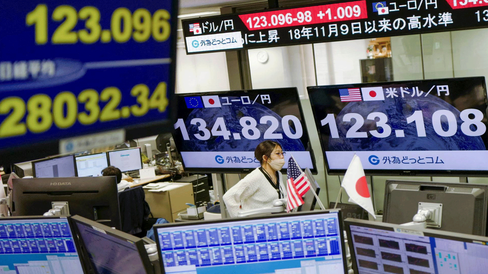  لوحة الأسعار الإلكترونية (يمين الوسط) تعرض سعر الين مقابل الدولار الأميركي في إحدى وساطة الصرف الأجنبي في طوكيو