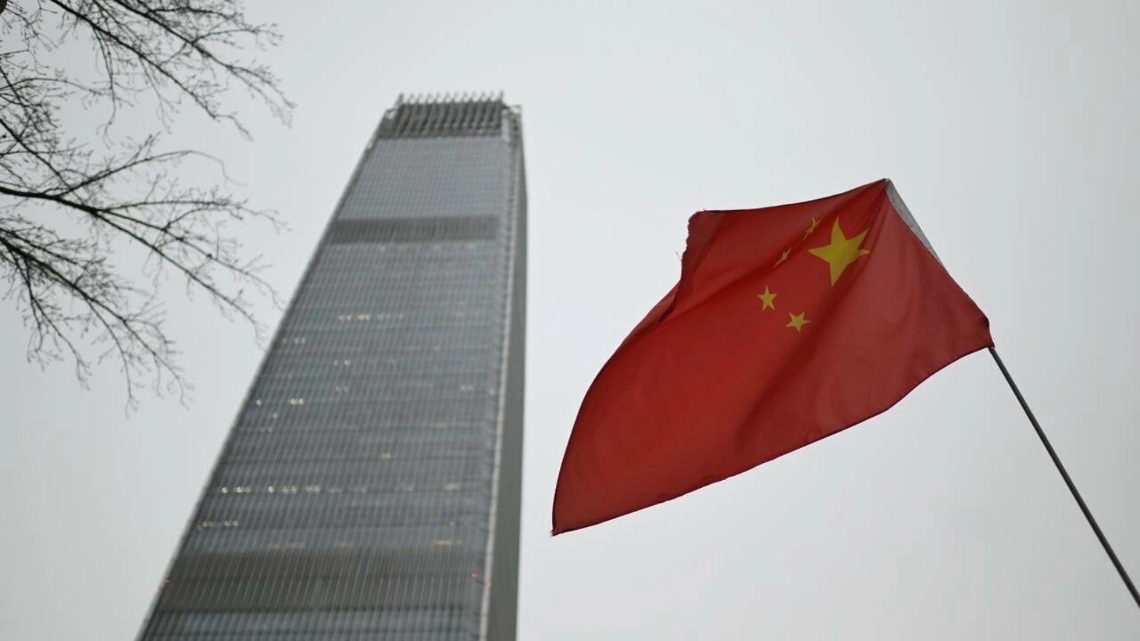 صورة مؤرخة في 29 نوفمبر 2021 تظهر علم الصين قرب أحد المباني في بكين