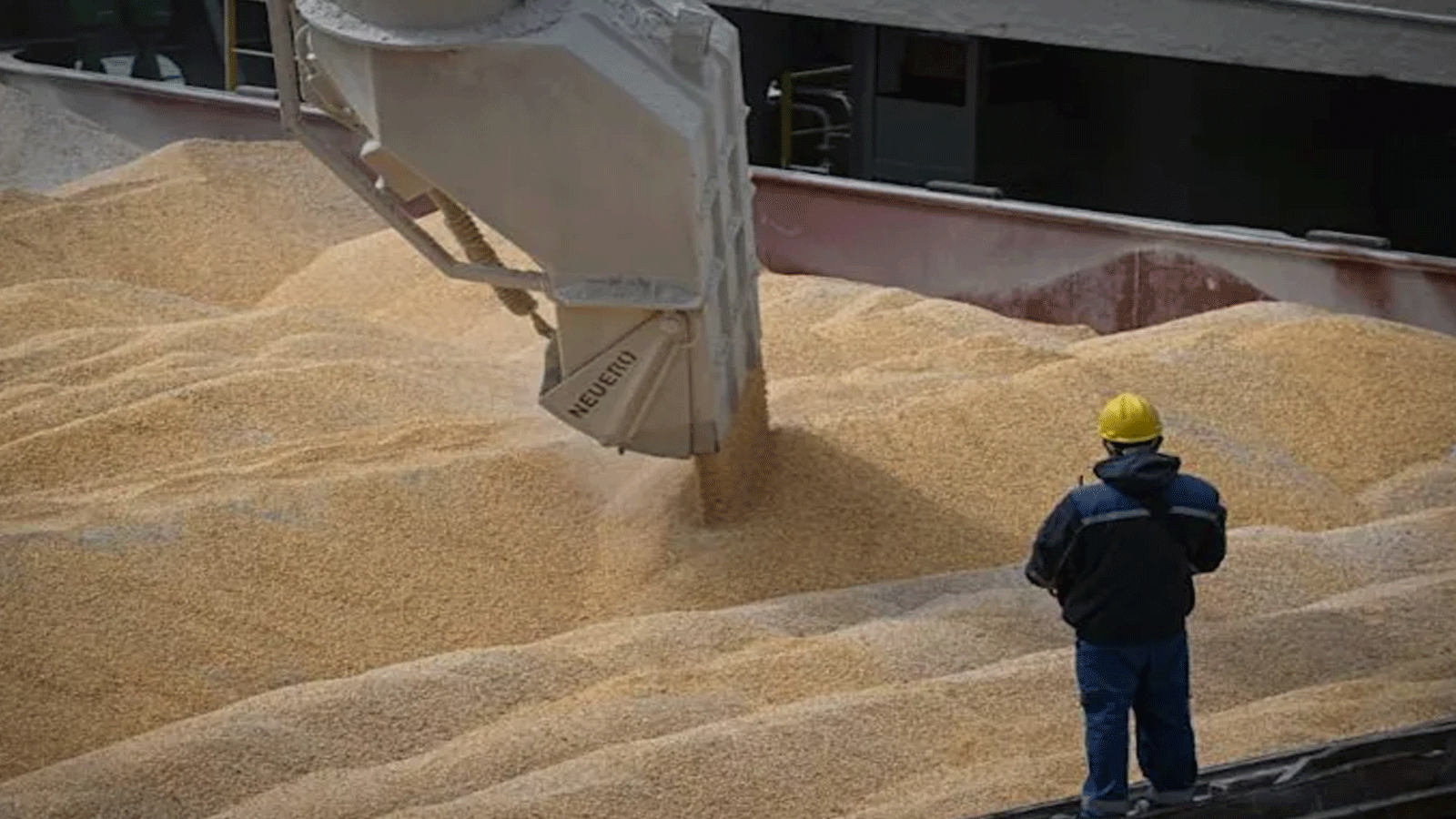 تعبئة القمح في إهراءات التصدير في أوكرانيا