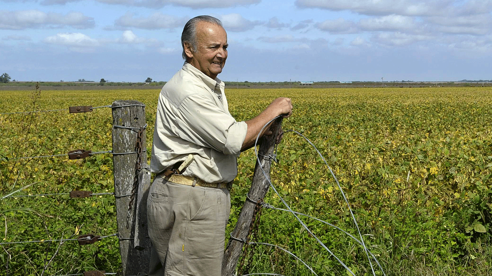 مزارع أرجنتيني يقف بجانب حقله من فول الصويا المعدّل وراثيًا، المصمم لمقاومة الجفاف والملوحة.