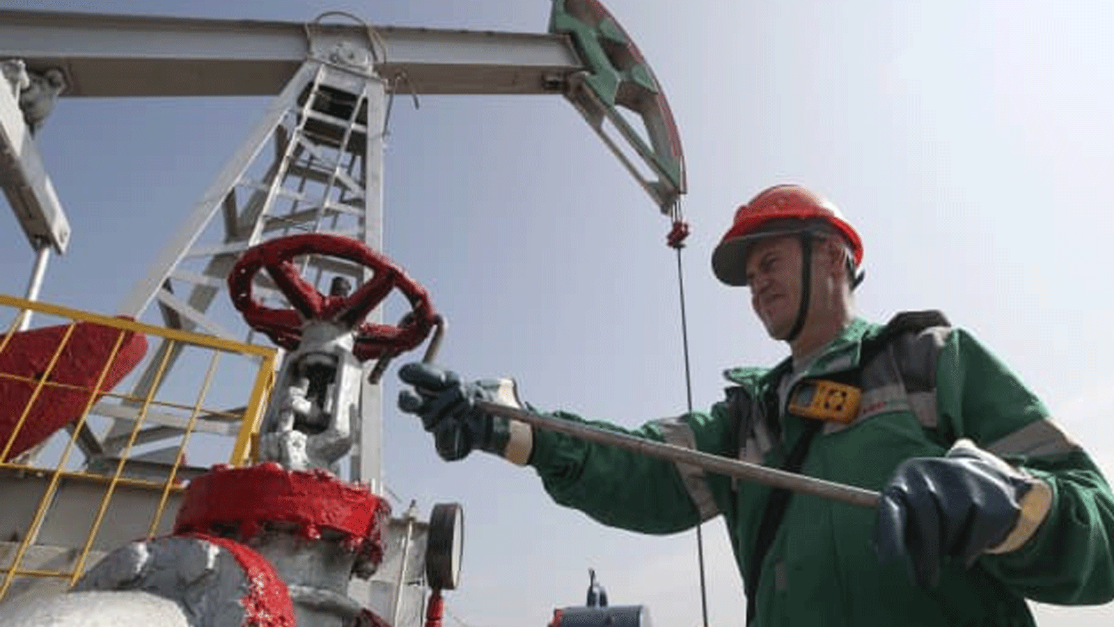 عامل في حقل نفط طورته شركة Almetyevneft، مجلس إنتاج النفط والغاز (NGDU) في تاتنفت.