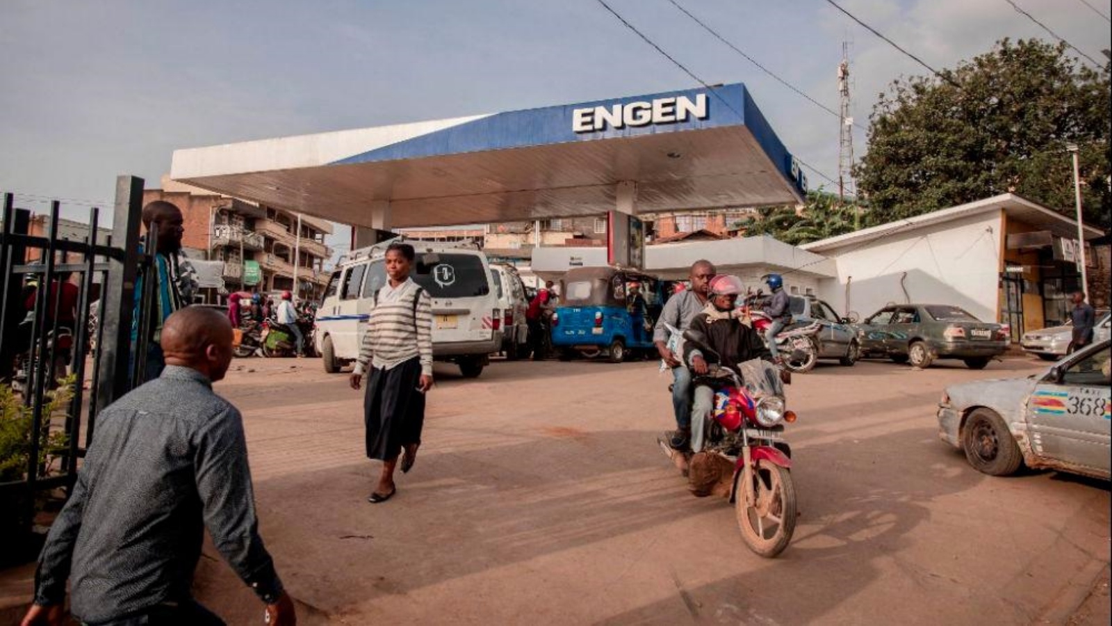 سائق دراجة نارية يغادر محطة بنزين في بوكافو، جمهورية الكونغو الديمقراطية، بعد تزويده بالوقود