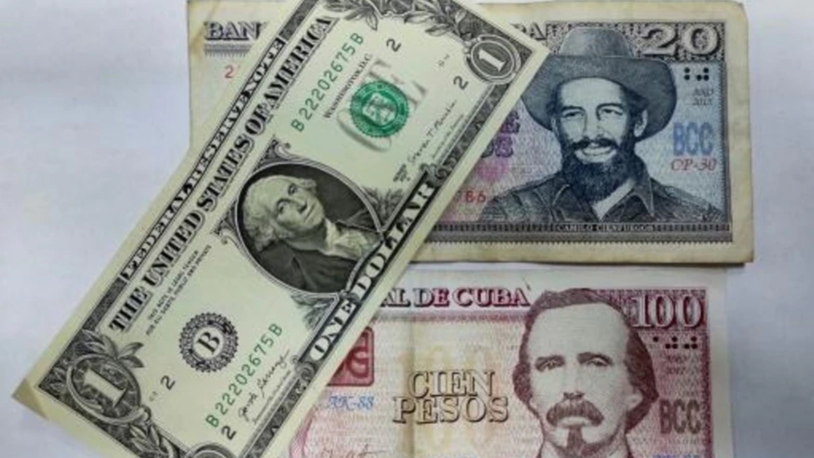 ورقة مالية بقيمة دولار واحد وورقتان ماليتان كوبيتان في هافانا في 4 أغسطس 2022 