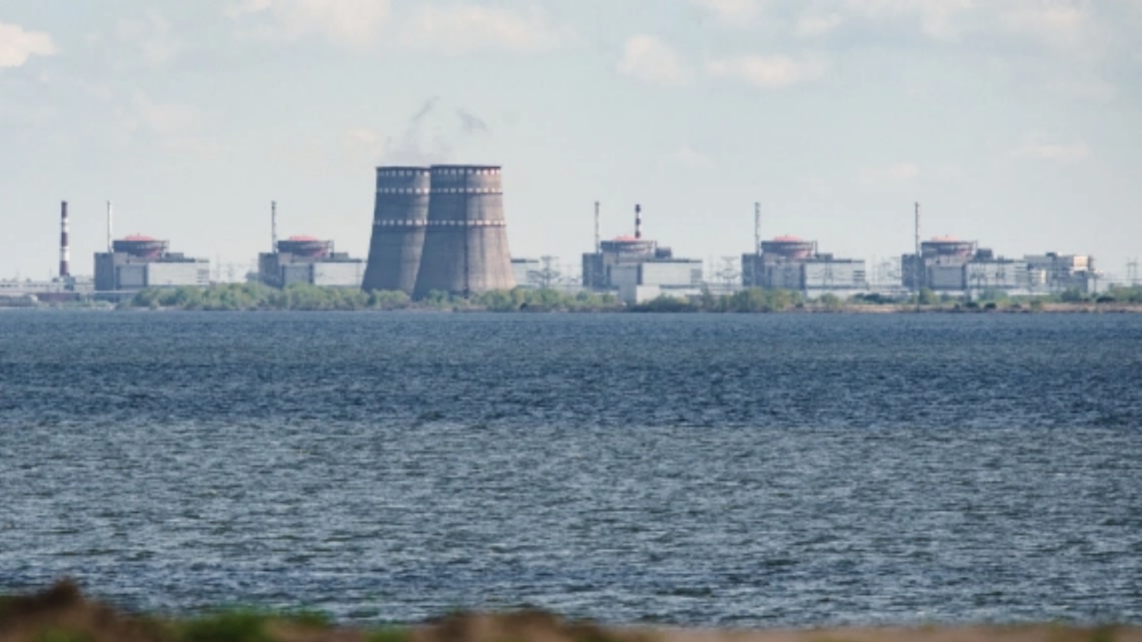 منظر عام يُظهر محطة الطاقة النووية زابوريجيا، الواقعة في منطقة Enerhodar الخاضعة للسيطرة الروسية، والتي شوهدت من نيكوبول، أوكرانيا