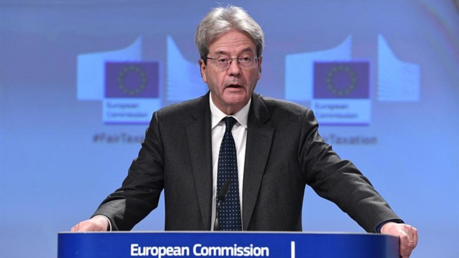 مفوض الاتحاد الأوروبي للاقتصاد باولو جنتلوني يعقد مؤتمراً في مقر الاتحاد الأوروبي في بروكسل في 22 ديسمبر 2021.