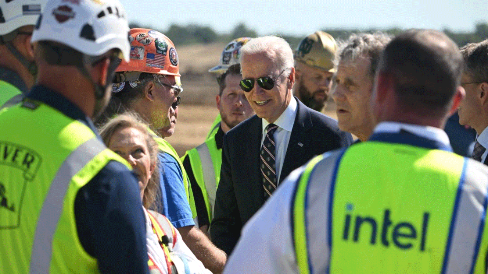 الرئيس جو بايدن يُحيي العمال في افتتاح منشأة إنتل الجديدة لتصنيع أشباه الموصلات بالقرب من نيو ألباني، أوهايو، في 9 أيلول\سبتمبر 2022.