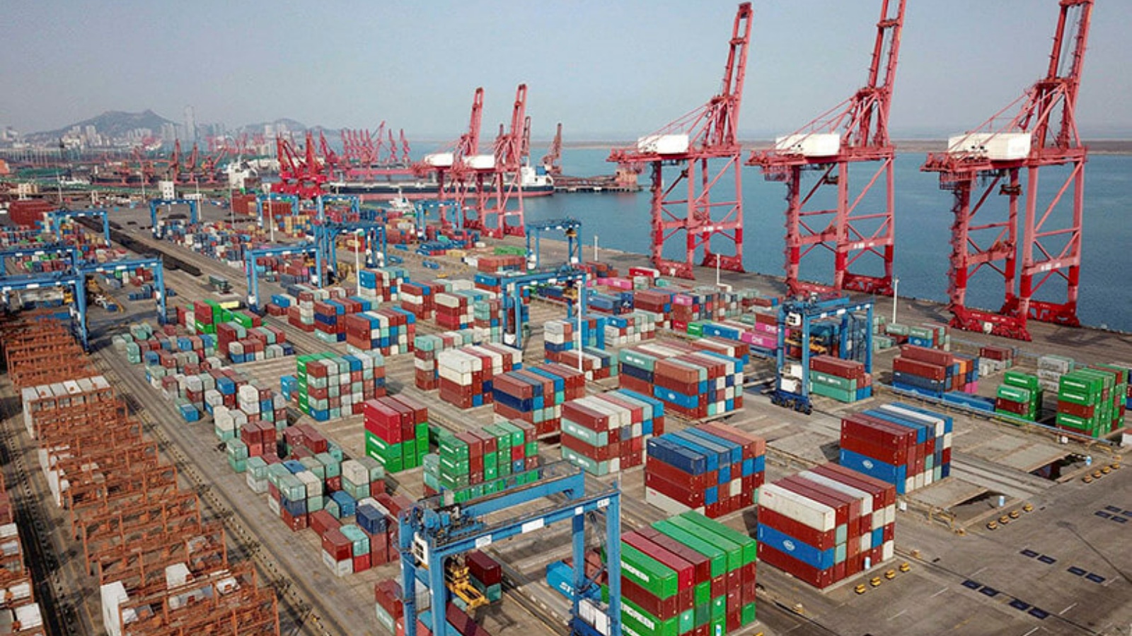 حاويات شحن الصادرات مكدسة في ميناء في Lianyungang، مقاطعة Jiangsu شرق الصين، 7 مارس 2021
