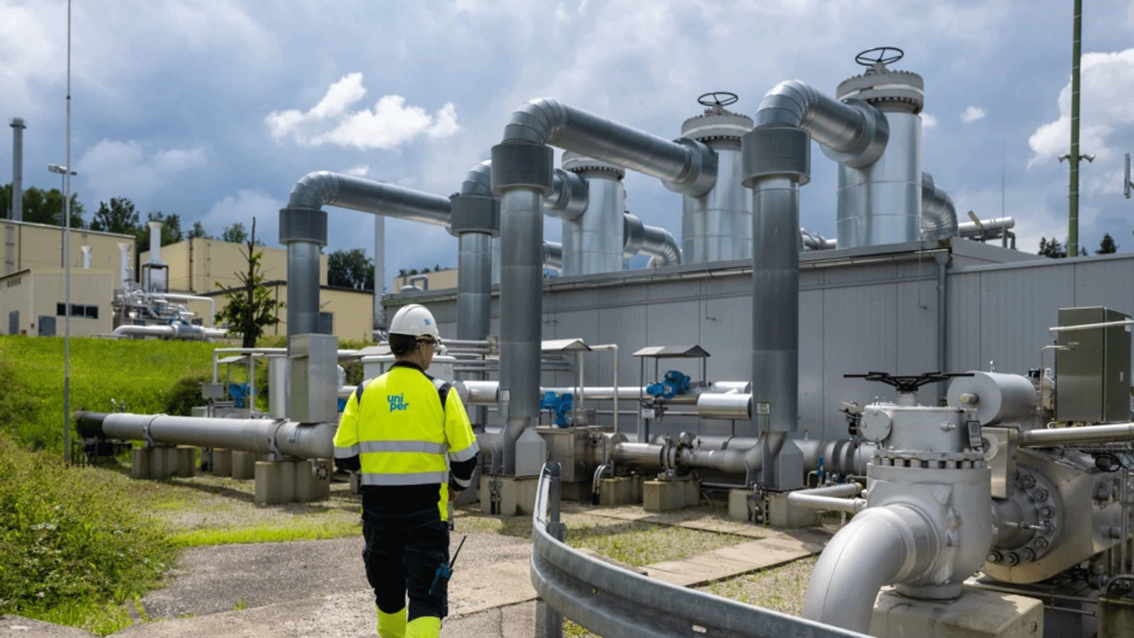 موظف في Uniper Energy Storage يمشي عبر المرافق الموجودة فوق الأرض لمنشأة تخزين الغاز الطبيعي في Bierwang، ألمانيا، 10 حزيران\يونيو 2022. وهي شركة مهددة بالإفلاس ستستحوذ الدولة الألمانية على 30 ٪ من رأس مالها.