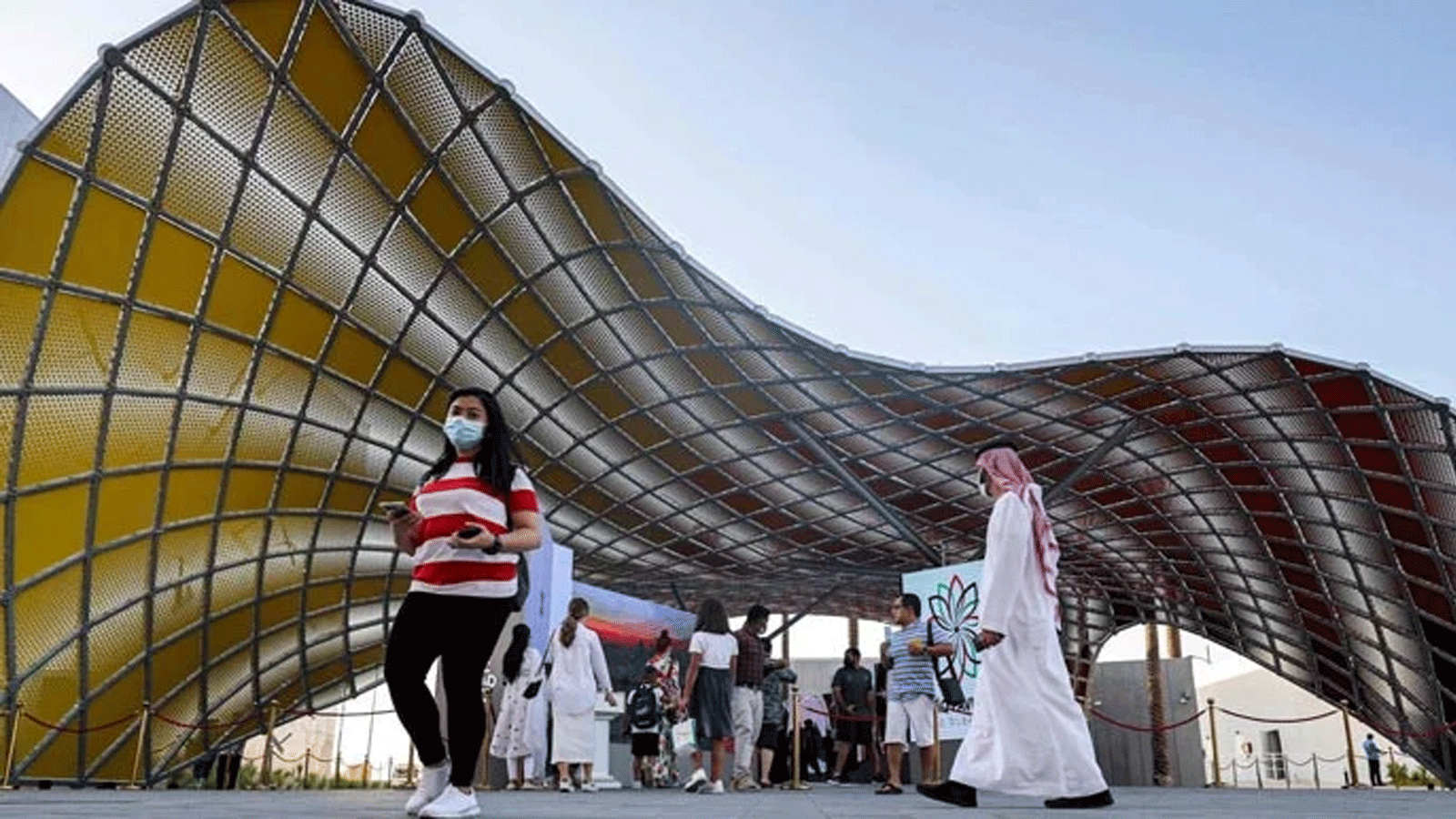 زوار يسيرون خارج الجناح العراقي في إكسبو 2020 الذي أقيم في دبي ، الإمارات العربية المتحدة