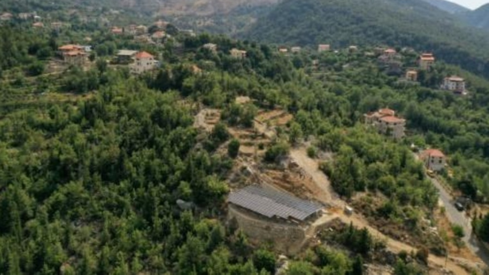 لقطة جوية للألواح الشمسية في بلدة تولا في شمال لبنان في 29 أغسطس 2022 