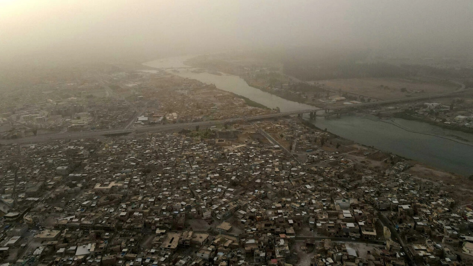 نظر جوي لنهر دجلة والجانب الغربي القديم لمدينة الموصل شمال العراق