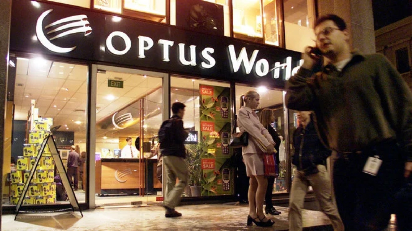 الناس يمرون بمتجر اتصالات Optus في وسط مدينة سيدني