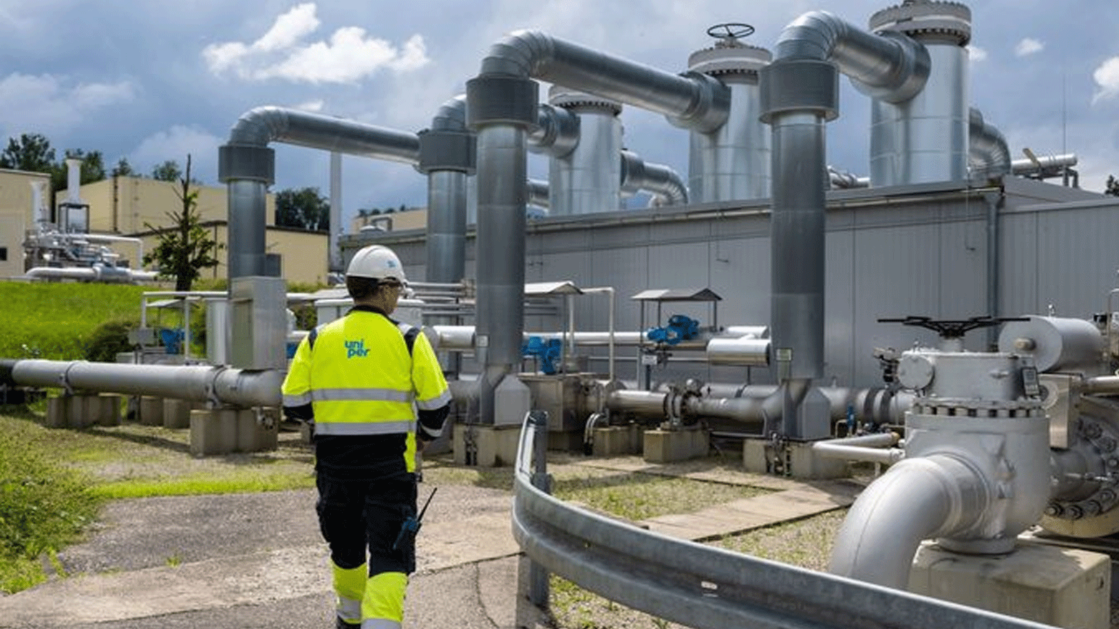 موظف يسير عبر المرافق الموجودة فوق الأرض في منشأة Uniper Energy Storage في Bierwang، جنوب ألمانيا.