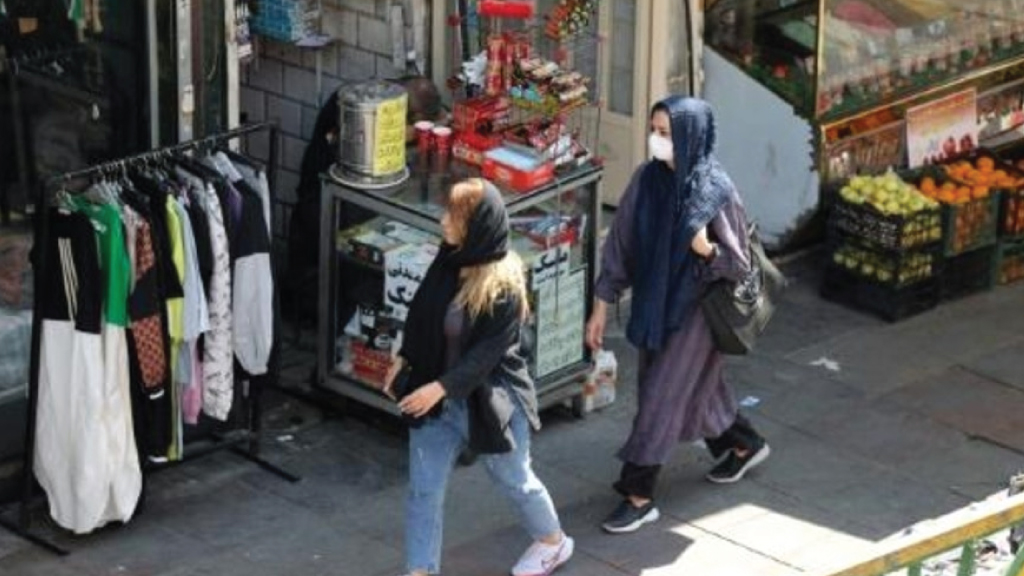 يرانيات في أحد شوارع طهران في 21 أيلول/سبتمبر 2022