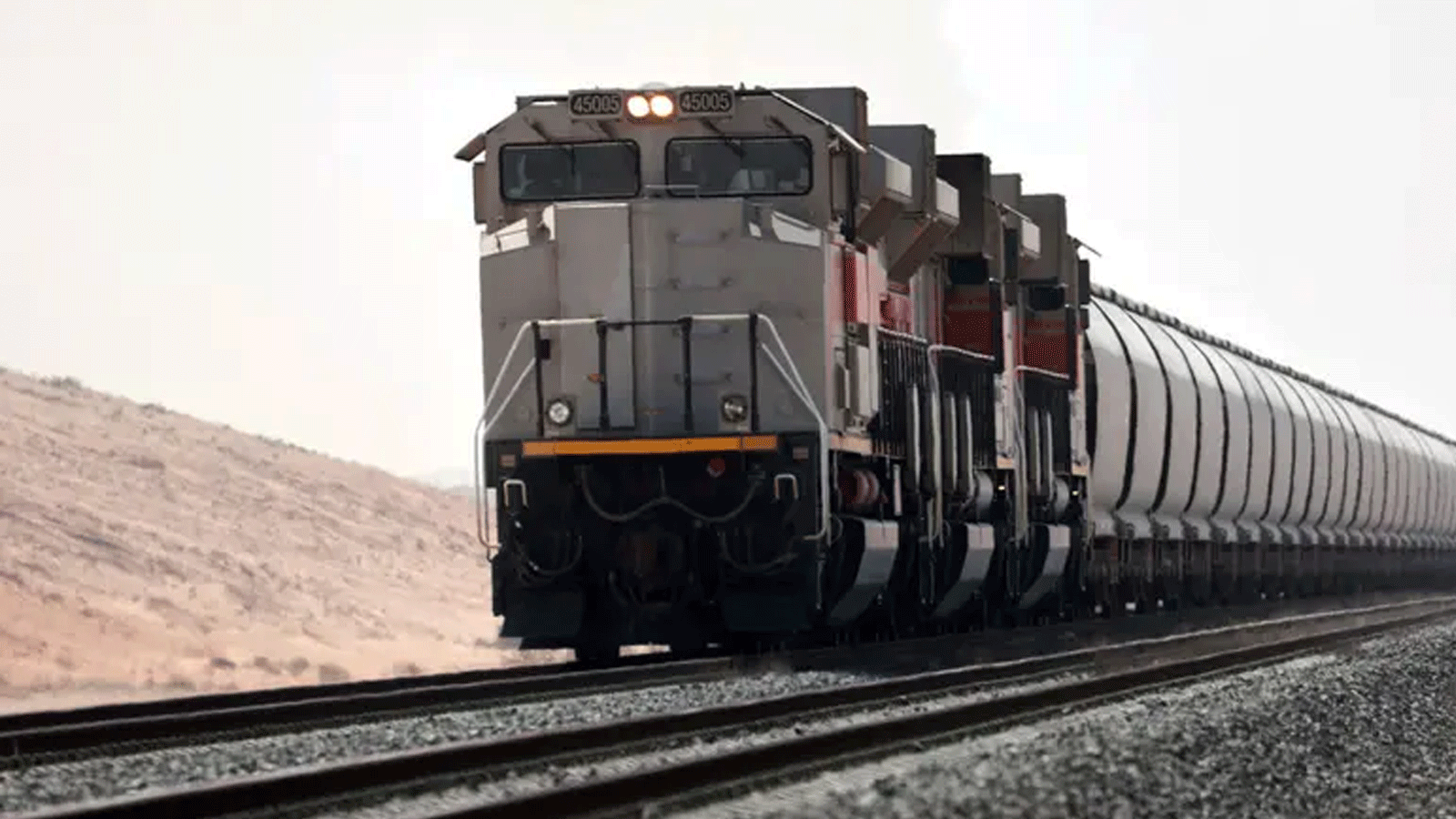 صورة تم التقاطها في 1 نيسان\ أبريل 2021 تُظهر قطارًا تابعًا لشبكة الاتحاد للقطارات في المرفأ بدولة الإمارات العربية المتحدة.