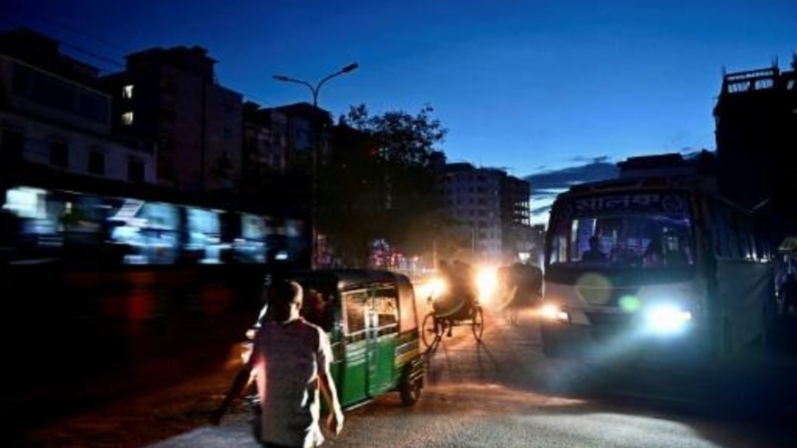  حركة السير في أحد شوارع دكا خلال انقطاع التيار الكهربائي في الرابع من تشرين الأول/أكتوبر 2022