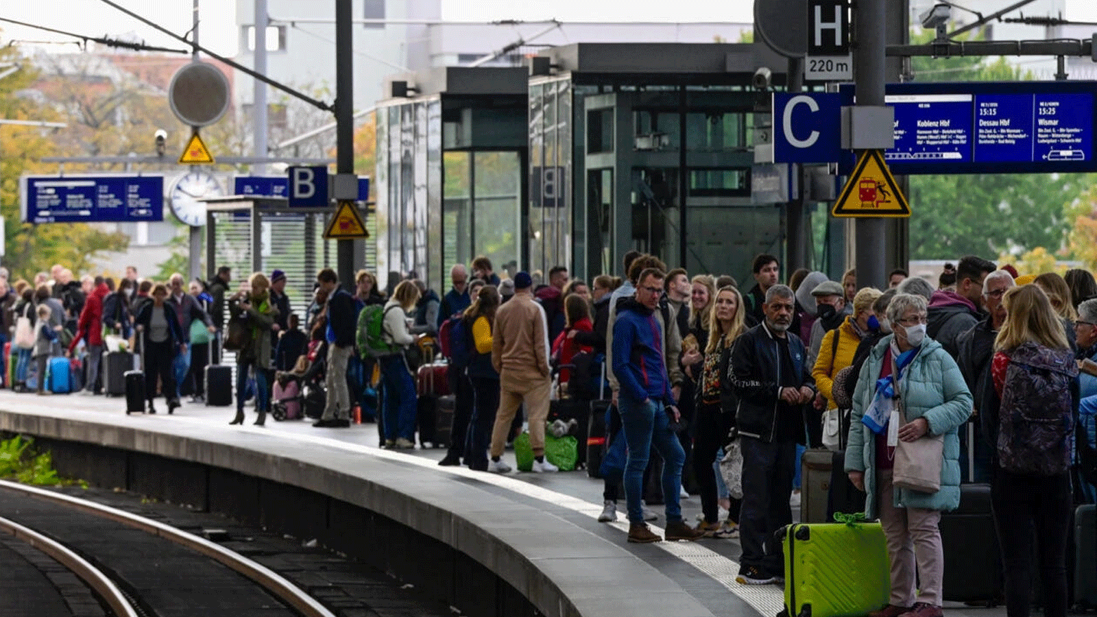 ركاب ينتظرون قطارًا على منصة في محطة القطار الرئيسية في برلين. 8 أكتوبر\تشرين الأول 2022 بعد تعطل كبير في شبكة السكك الحديدية الألمانية