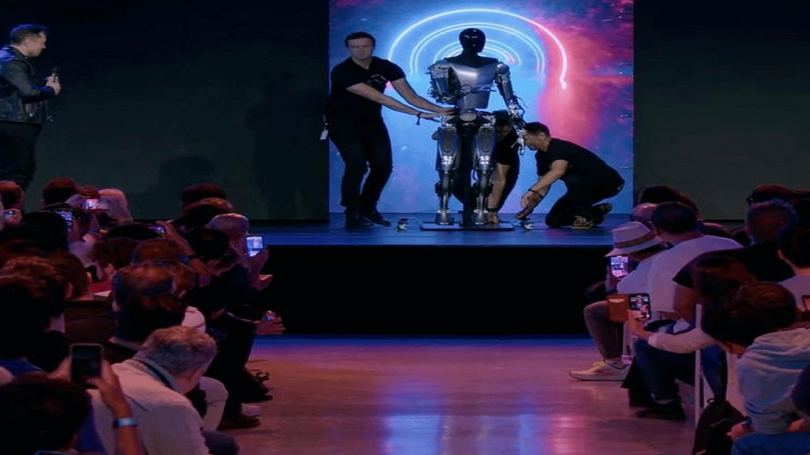 إيلون ماسك يقدم نموذجًا أوليًا للروبوت البشري "أوبتيموس"، خلال حدث ذكاء اصطناعي في بالو ألتو، كاليفورنيا، الجمعة الماضية، (المصدر: شركة تسلا من وكالة فرانس برس)