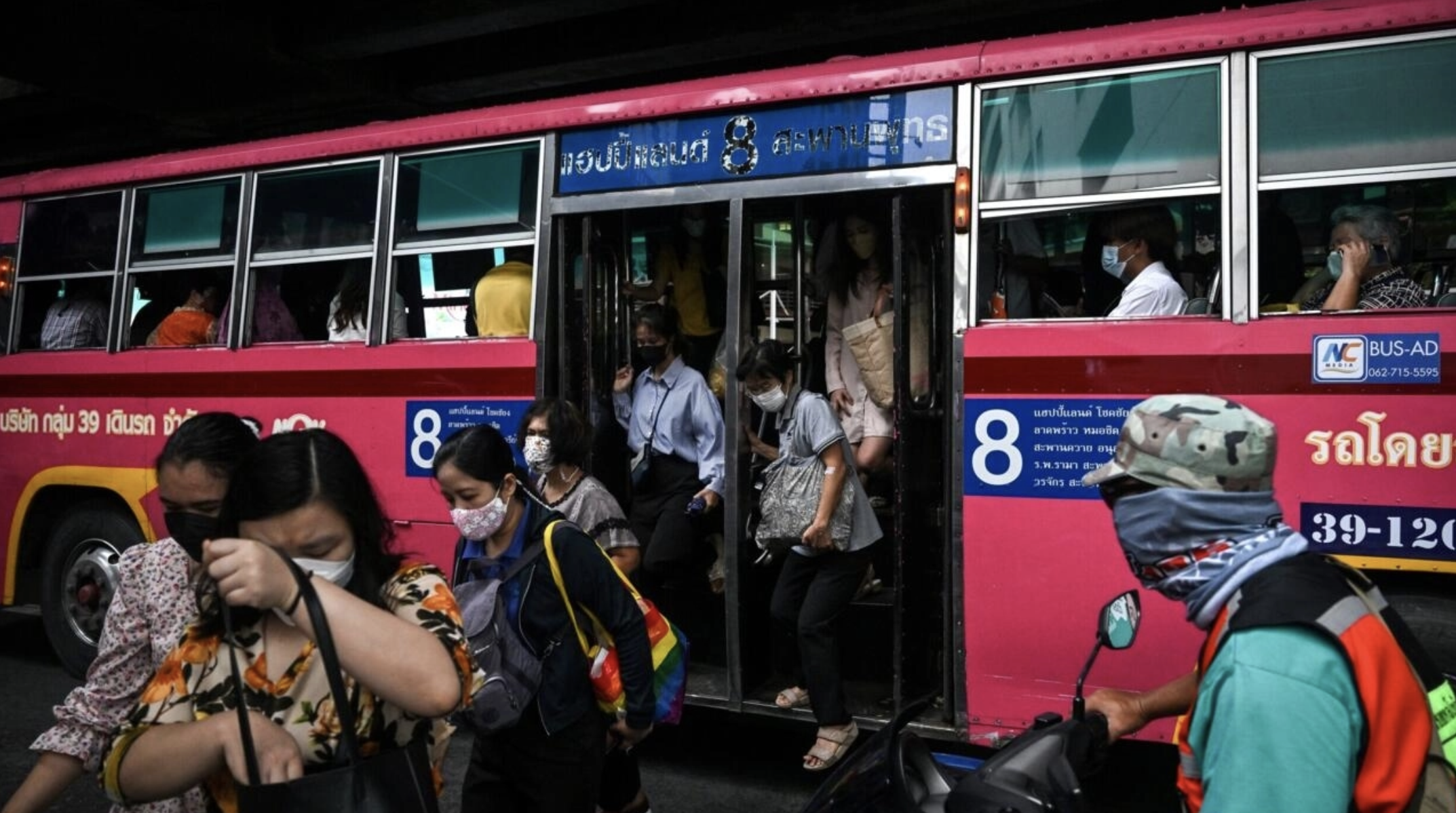 ركاب ينزلون من حافلة تابعة لخط الرقم 8 في بانكوك، 5 من سبتمبر 2022
