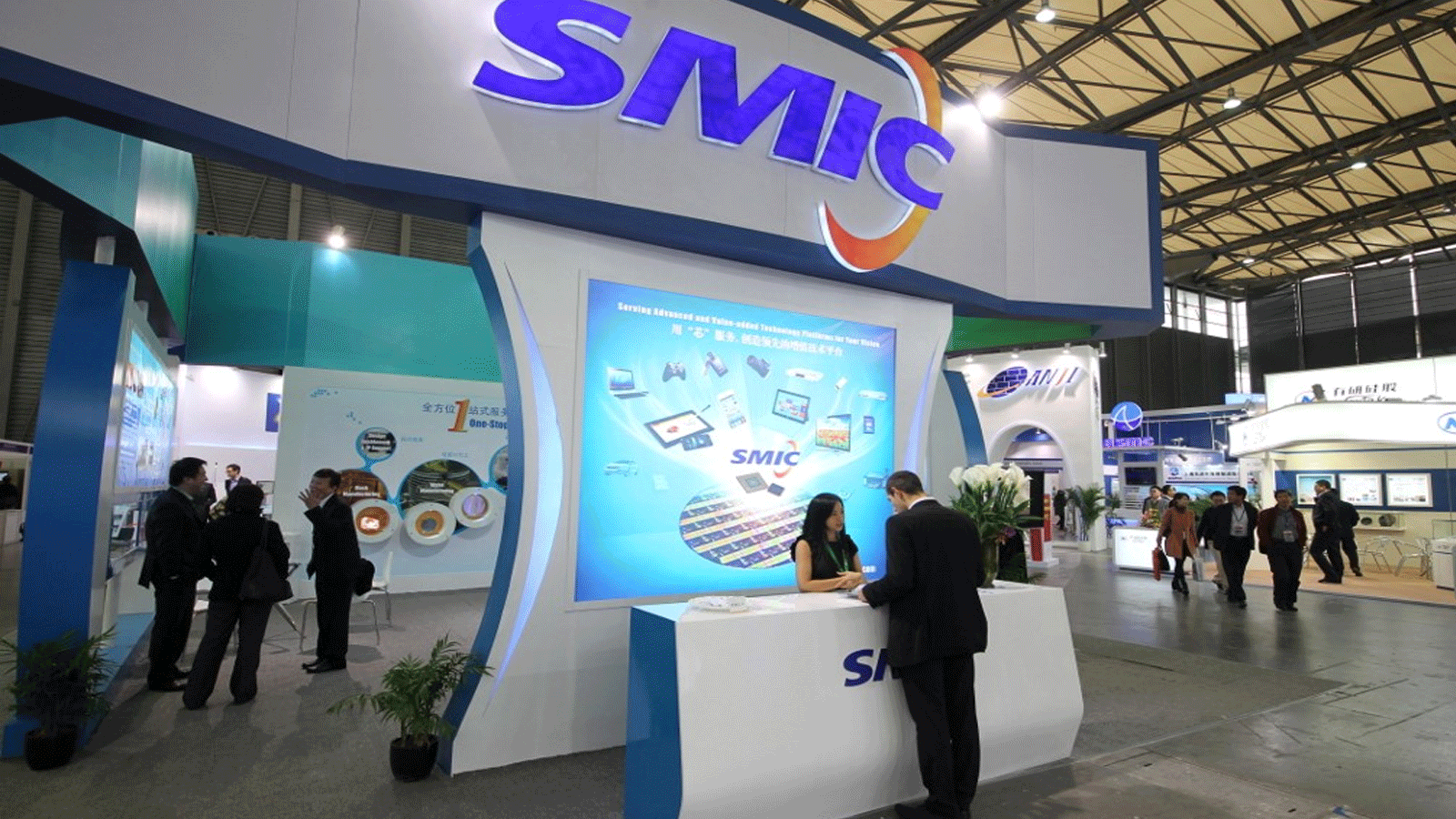 SMIC، أكبر صانع للرقائق في الصين، من بين الشركات الصينية المحظورة من تلقي استثمارات أميركية