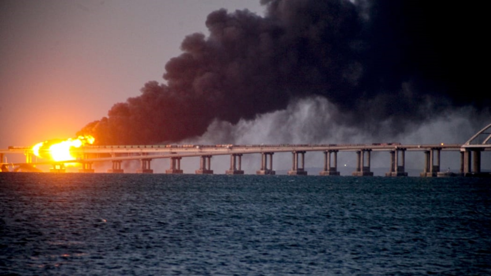 انفجار وحريق على جسر استراتيجي فوق مضيق كيرتش