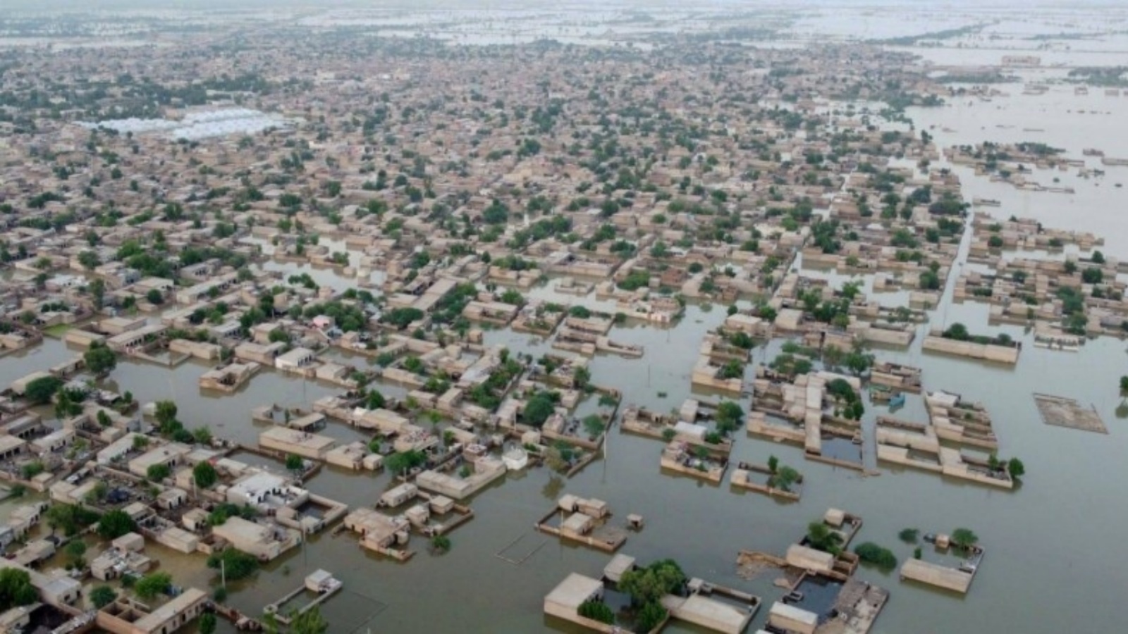 صورة جوية تظهر شوارع باكستان المغمورة بمياه الفيضانات